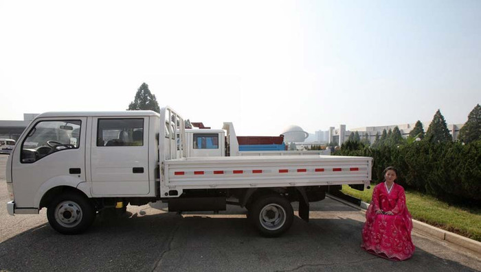 Một chiếc xe được trưng bày tại hội chợ. Một chiếc xe được trưng bày tại hội chợ.