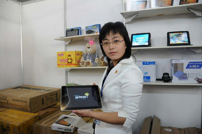 Một nhân viên bán hàng giới thiệu chiếc máy tính bảng do chính trung tâm máy tính của Bắc Triều Tiên tự phát triển. Một nhân viên bán hàng giới thiệu chiếc máy tính bảng do chính trung tâm máy tính của Bắc Triều Tiên tự phát triển.
