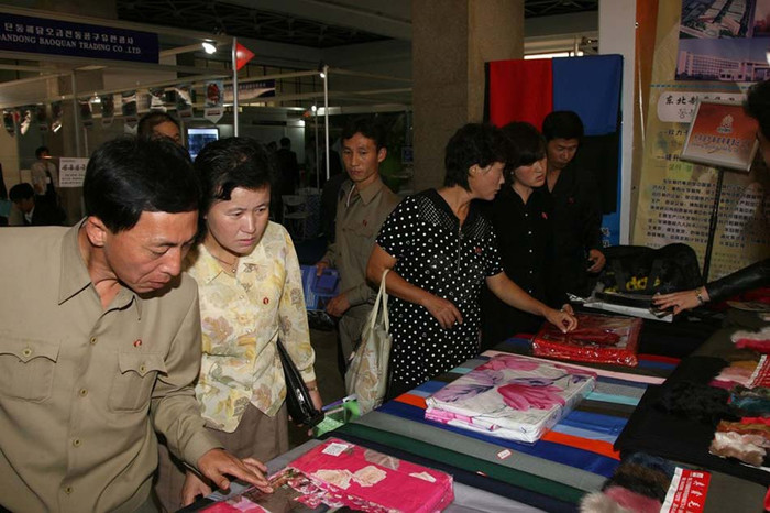 Các khách hàng lực chọn mà mua sắm hàng hóa tại hội chợ. Các khách hàng lực chọn mà mua sắm hàng hóa tại hội chợ.
