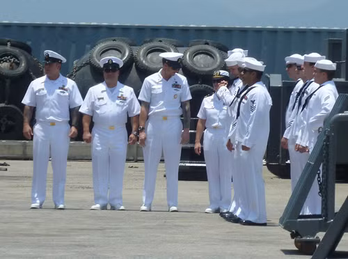 Thoạt nhìn các sĩ quan, thuỷ thủ trên soái hạm USS Blue Ridge luôn giữ tác phong chính quy, nghiêm ngặt