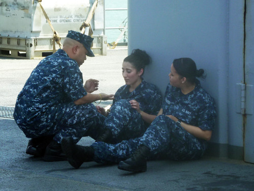 Tranh thủ phút thư giãn trên sân đỗ máy bay trực trăng, chàng thuỷ quân lục chiến chìa tay cho các nàng thuỷ quân lục chiến... Tranh thủ phút thư giãn trên sân đỗ máy bay trực trăng, chàng thuỷ quân lục chiến chìa tay cho các nàng thuỷ quân lục chiến...