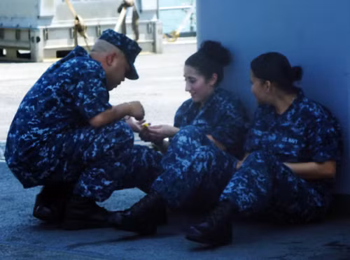 Tưởng xin xỏ điều gì, hoá ra là nhờ... coi bói bằng chỉ tay!