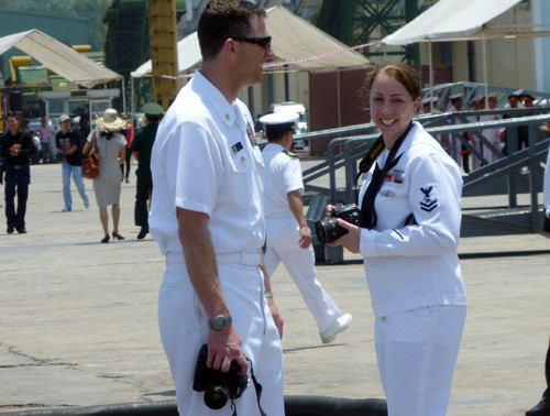 Đặc biệt, rất nhiều sĩ quan, thuỷ thủ trên soái hạm USS Blue Ridge rất thích chụp ảnh. Tàu chưa cập bến, họ đã vội phóng ống kính vào bờ. Vừa đặt chân lên bờ là họ hối hả chụp ảnh lưu niệm rồi khoe với nhau. Chắc hẳn những bức ảnh từ chuyến thăm Đà Nẵng lần này sẽ để lại nhiều kỷ niệm đẹp trong lòng các sĩ quan, thuỷ thủ Hạm đội 7 Hoa Kỳ! Đặc biệt, rất nhiều sĩ quan, thuỷ thủ trên soái hạm USS Blue Ridge rất thích chụp ảnh. Tàu chưa cập bến, họ đã vội phóng ống kính vào bờ. Vừa đặt chân lên bờ là họ hối hả chụp ảnh lưu niệm rồi khoe với nhau. Chắc hẳn những bức ảnh từ chuyến thăm Đà Nẵng lần này sẽ để lại nhiều kỷ niệm đẹp trong lòng các sĩ quan, thuỷ thủ Hạm đội 7 Hoa Kỳ!