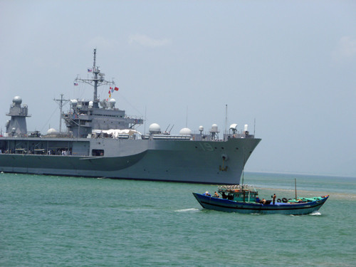 Soái hạm USS Blue Ridge bên thuyền đánh cá so sánh nhìn xa và gần. Soái hạm USS Blue Ridge bên thuyền đánh cá so sánh nhìn xa và gần.