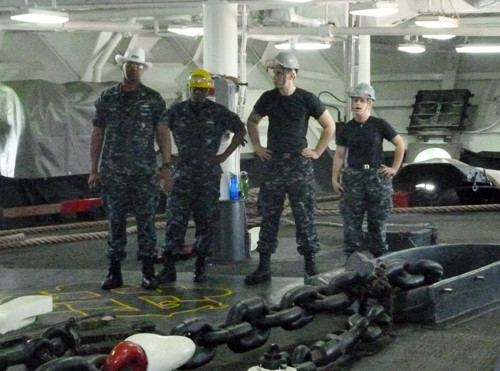 Tốp thuỷ thủ to cao lực lượng đang làm nhiệm vụ thả neo cho chiếc tàu chiến gần 20.000 tấn. Tốp thuỷ thủ to cao lực lượng đang làm nhiệm vụ thả neo cho chiếc tàu chiến gần 20.000 tấn.