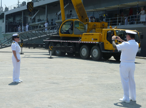 Sĩ quan, thuỷ thủ trên soái hạm USS Blue Ridge rất thích chụp hình. Sĩ quan, thuỷ thủ trên soái hạm USS Blue Ridge rất thích chụp hình.