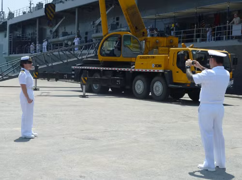 Sĩ quan, thuỷ thủ trên soái hạm USS Blue Ridge rất thích chụp hình.