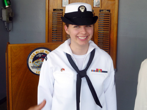 Nhưng cô thuỷ thủ ở soái hạm USS Blue Ridge do xinh quá... Nhưng cô thuỷ thủ ở soái hạm USS Blue Ridge do xinh quá...