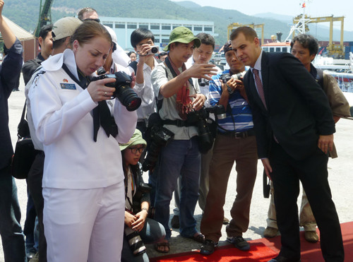 Hào hứng xem lại ảnh chụp chính mình. Hào hứng xem lại ảnh chụp chính mình.