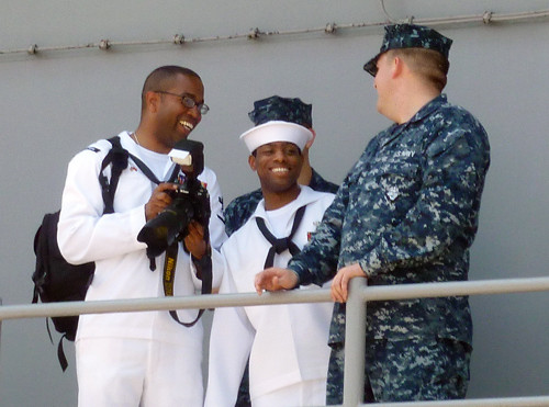 Có lúc thì vui vẻ khoe với nhau. Có lúc thì vui vẻ khoe với nhau.