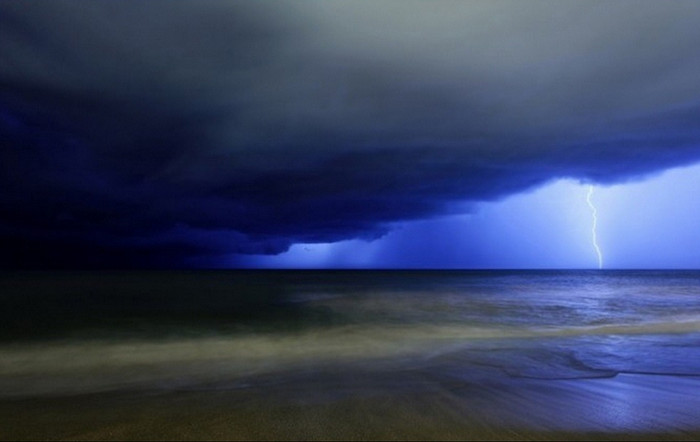 Tia sét duy nhất nối giữa bầu trời và mặt đất. Tia sét duy nhất nối giữa bầu trời và mặt đất.