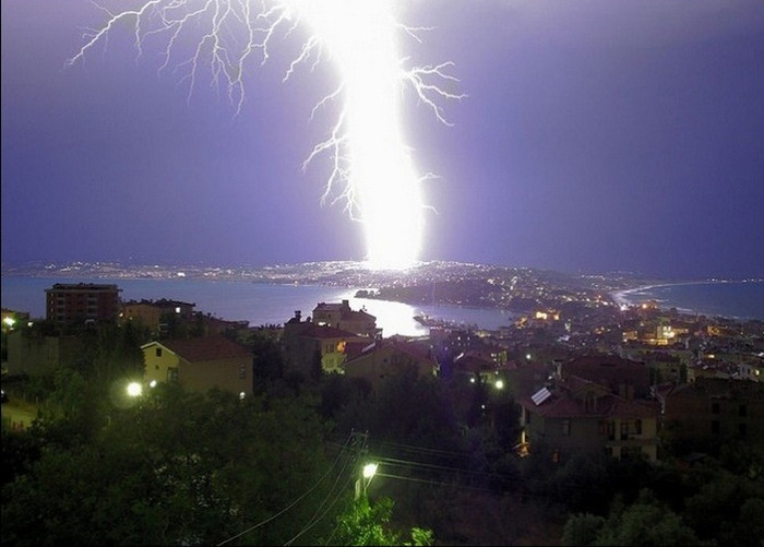 Sáng loá cả một khu vực. Sáng loá cả một khu vực.