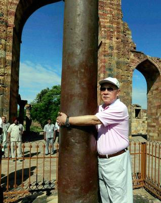 Ông Lương Quang Liệt ôm cột sắt Pillar khu vực tháp Qutub Minar lưu niệm Ông Lương Quang Liệt ôm cột sắt Pillar khu vực tháp Qutub Minar lưu niệm
