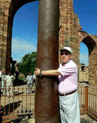 Ông Lương Quang Liệt ôm cột sắt Pillar khu vực tháp Qutub Minar lưu niệm Ông Lương Quang Liệt ôm cột sắt Pillar khu vực tháp Qutub Minar lưu niệm