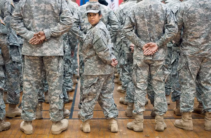 Trung sĩ Lisa Young, đơn vị vận tải Lực lượng Phòng vệ quốc gia 1048 quay đầu nhìn về phía gia đình trong một buổi đưa tiễn ở Hartford, bang Connecticut. Gần 230 binh sĩ của Lực lượng Phòng vệ Connecticut đã chuyển tới Afghanistan để giúp các nhân viên vận tải và tiếp tế trên không và mặt đất.