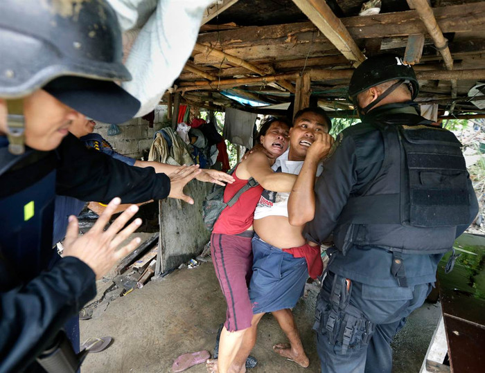 Cảnh sát quốc gia và thành viên đội đặc nhiệm Philippine đang cố gắng bắt giữ những người định cư trong quá trình cưỡng chế giải phóng mặt bằng một khu ổ chuột của họ tại thành phố Taguig, phía đông Manila, để mở đường cho các dự án phát triển mới. Cảnh sát quốc gia và thành viên đội đặc nhiệm Philippine đang cố gắng bắt giữ những người định cư trong quá trình cưỡng chế giải phóng mặt bằng một khu ổ chuột của họ tại thành phố Taguig, phía đông Manila, để mở đường cho các dự án phát triển mới.