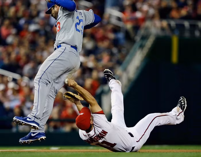 Ryan Zimmerman của đội Washington va phải Adrian Gonzalez của đội Los Angeles Dodgers trong hiệp thứ ba của trận bóng chày tại Washington. Dodgers đã thắng hiệp thứ hai với tỷ số 7-6.