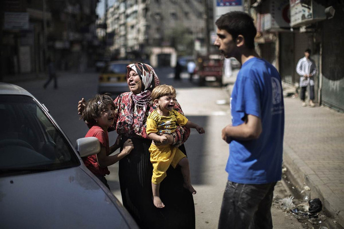 Các thành viên của một gia đình Syria đang khóc bên ngoài một bệnh viện khi may mắn sống sót sau một cuộc tấn công vào huyện Sheikh Sheikh của thành phố Aleppo. Các thành viên của một gia đình Syria đang khóc bên ngoài một bệnh viện khi may mắn sống sót sau một cuộc tấn công vào huyện Sheikh Sheikh của thành phố Aleppo.