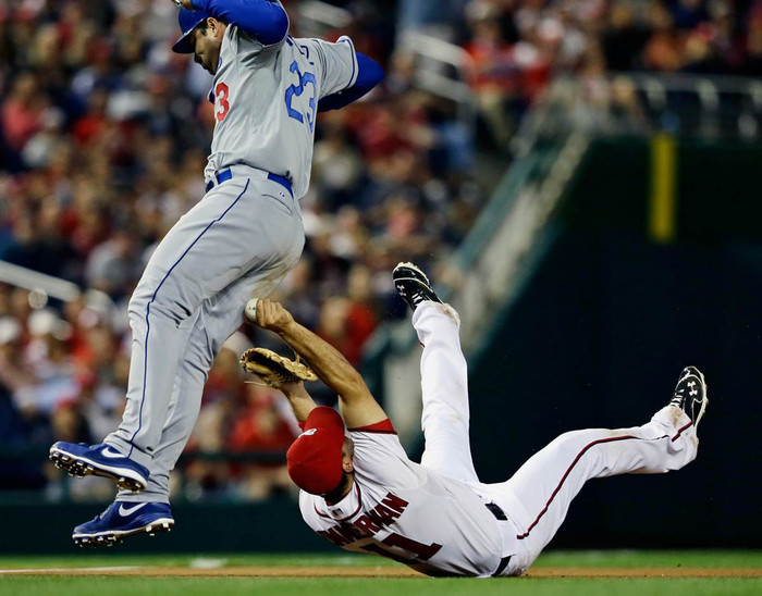 Ryan Zimmerman của đội Washington va phải Adrian Gonzalez của đội Los Angeles Dodgers trong hiệp thứ ba của trận bóng chày tại Washington. Dodgers đã thắng hiệp thứ hai với tỷ số 7-6. Ryan Zimmerman của đội Washington va phải Adrian Gonzalez của đội Los Angeles Dodgers trong hiệp thứ ba của trận bóng chày tại Washington. Dodgers đã thắng hiệp thứ hai với tỷ số 7-6.