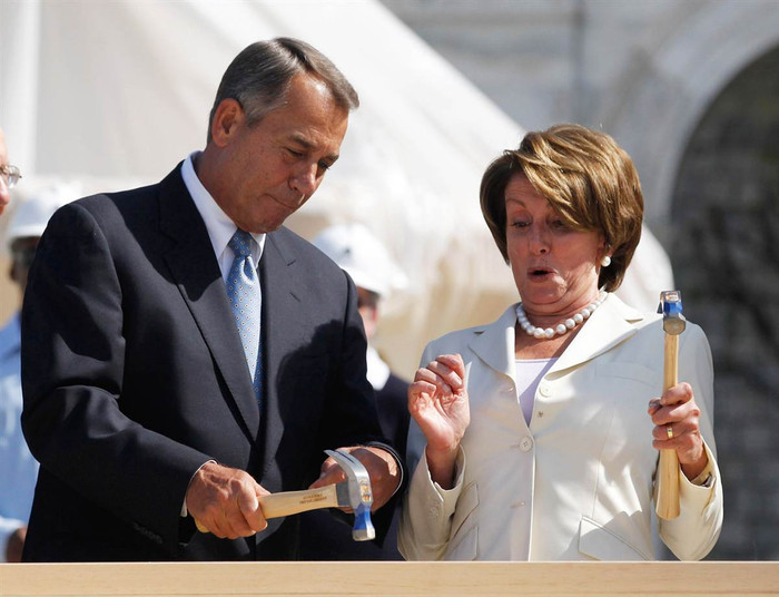 Phát ngôn viên Hạ viện Mỹ John Boehner giúp lãnh đạo khối thiểu số Nancy Pelosi đóng đinh trong một buổi lễ khởi công xây dựng lễ đài nơi tân Tổng thống Mỹ sẽ tuyên bố nhậm chức tại Washington. Ông Barack Obama hoặc Mitt Romney sẽ tuyên thệ nhậm chức Tổng thống trong một buổi lễ riêng vào ngày 20/1 và chính thức nhậm chức vào ngày hôm sau tại trụ sở Quốc hội Mỹ. Phát ngôn viên Hạ viện Mỹ John Boehner giúp lãnh đạo khối thiểu số Nancy Pelosi đóng đinh trong một buổi lễ khởi công xây dựng lễ đài nơi tân Tổng thống Mỹ sẽ tuyên bố nhậm chức tại Washington. Ông Barack Obama hoặc Mitt Romney sẽ tuyên thệ nhậm chức Tổng thống trong một buổi lễ riêng vào ngày 20/1 và chính thức nhậm chức vào ngày hôm sau tại trụ sở Quốc hội Mỹ.