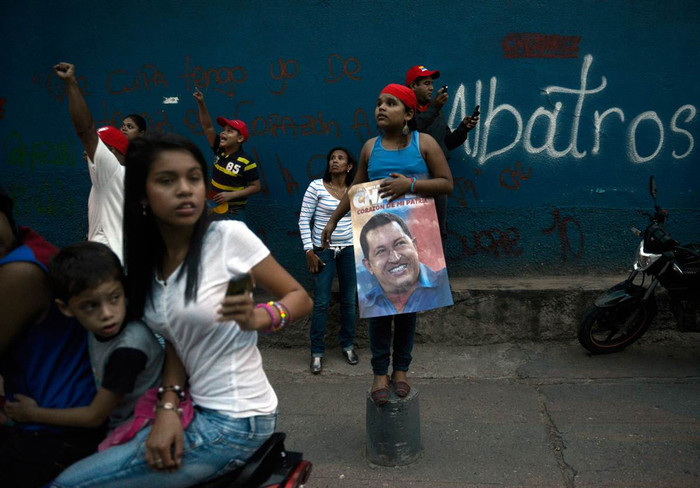 Một người trẻ tuổi ủng hộ Tổng thống Venezuela Hugo Chavez đang cầm chân dung ông trong một cuộc mít tinh ở Caracas. Chavez đang chạy đua tái tranh cử với ứng cử viên đối lập Henrique Capriles. Một người trẻ tuổi ủng hộ Tổng thống Venezuela Hugo Chavez đang cầm chân dung ông trong một cuộc mít tinh ở Caracas. Chavez đang chạy đua tái tranh cử với ứng cử viên đối lập Henrique Capriles.