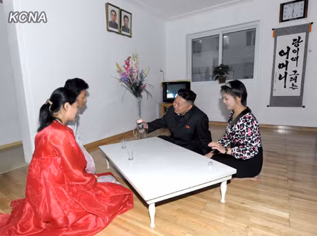 Sau đó, ông ngồi trò chuyện, động viên các gia đình.