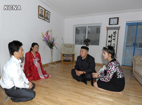 Chuyến thăm nhà dân diễn ra sau một loạt các chuyến thị sát các đơn vị quân đội ở tiền tuyến, nhà hàng và cả thư viện.