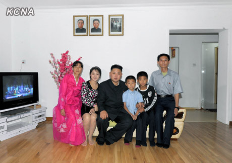 Trong những hoạt động gần đây, bà Ri Sol Ju luôn sánh bước bên chồng và gây ấn tượng mạnh bởi phong cách thời trang lịch lãm, quyến rũ.