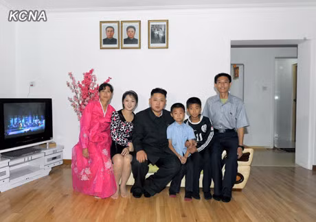 Trong những hoạt động gần đây, bà Ri Sol Ju luôn sánh bước bên chồng và gây ấn tượng mạnh bởi phong cách thời trang lịch lãm, quyến rũ.