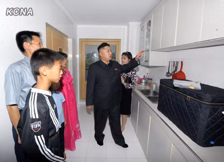 Nhà lãnh đạo trẻ của Bắc Triều Tiên đã thể hiện sự gần gũi với người dân, quan tâm sâu sắc tới đời sống của họ.