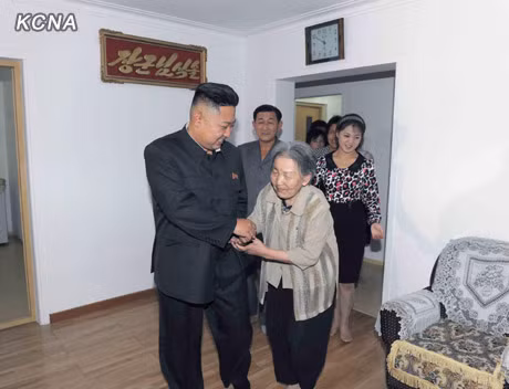 Ân cần đỡ cụ già.