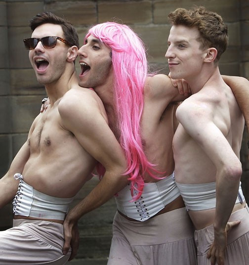 Các nghệ sỹ diễn những màn biểu diễn hài hước. Các nghệ sỹ diễn những màn biểu diễn hài hước.