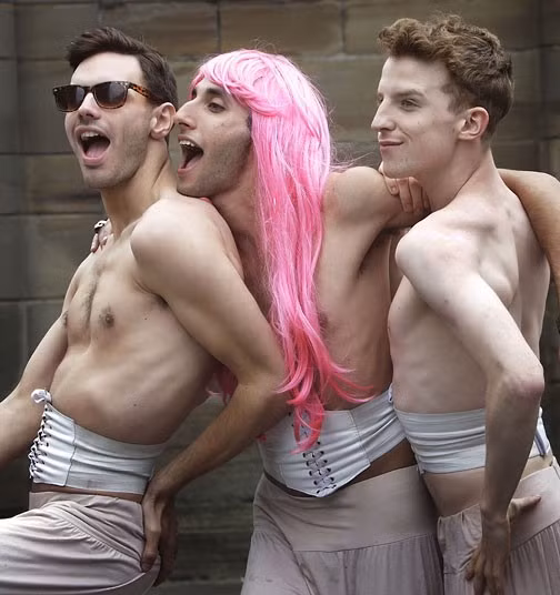 Các nghệ sỹ diễn những màn biểu diễn hài hước.