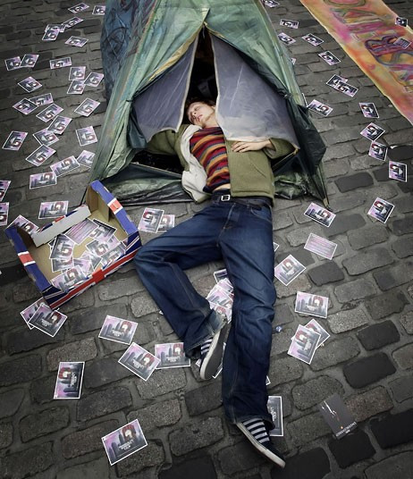 Một nghệ sỹ đang biểu diễn ở khu Hoàng gia Royal Mile. Một nghệ sỹ đang biểu diễn ở khu Hoàng gia Royal Mile.