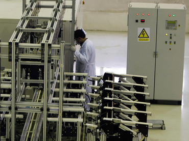 Một nhân viên làm việc tại nhà máy sản xuất nhiên liệu trong cơ sở chuyển đổi uranium ở Isfahan, cách Tehran 400km. Một nhân viên làm việc tại nhà máy sản xuất nhiên liệu trong cơ sở chuyển đổi uranium ở Isfahan, cách Tehran 400km.