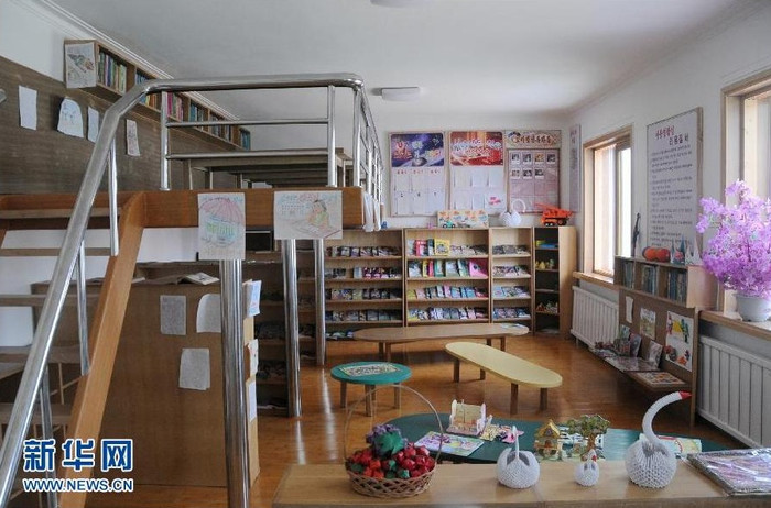 Phòng vui chơi chung của các học sinh tiểu học. Phòng vui chơi chung của các học sinh tiểu học.