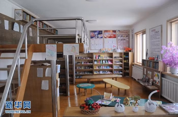 Phòng vui chơi chung của các học sinh tiểu học. Phòng vui chơi chung của các học sinh tiểu học.