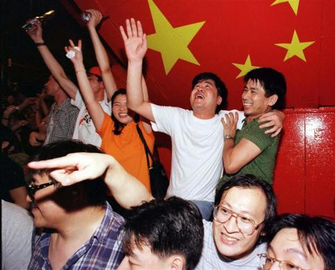 Người dân ở trung tâm Hồng Kông ăn mừng trên đường phố sau khi trở về Trung Quốc, kết thúc 156 năm thuộc địa dưới sự cai trị của Anh.