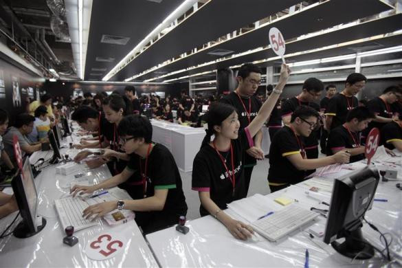 Khách hàng mua iPhone 4 sau lúc nửa đêm tại cửa hàng Smartone. Đến nay, Hồng Kông vẫn duy trì vai trò của trung tâm tài chính, thương mại quốc tế và được coi là một nền kinh tế tự do nhất thế giới.