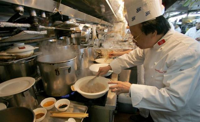 Đầu bếp Yeung Koon-Yat đang nấu món bào ngư.