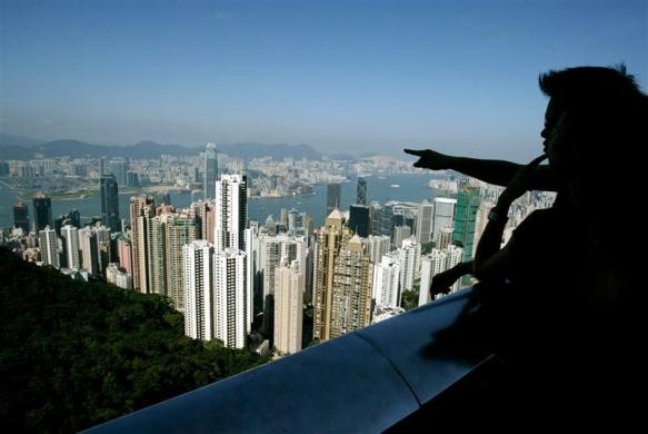 Du khách nhìn ra cảng Victoria.