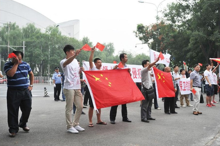 Hơn 10 người biểu tình đã tụ tập trước Đại sứ quán Nhật Bản tại Bắc Kinh biểu tình chống Nhật Bản Hơn 10 người biểu tình đã tụ tập trước Đại sứ quán Nhật Bản tại Bắc Kinh biểu tình chống Nhật Bản