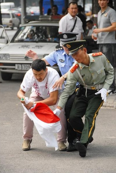 Lực lượng an ninh ngăn cản người đàn ông Trung Quốc đang có hành động quá khích. Lực lượng an ninh ngăn cản người đàn ông Trung Quốc đang có hành động quá khích.