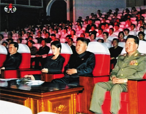 Truyền hình trung ương Triều Tiên phát sóng hình ảnh nhà lãnh đạo Kim Jong-un và một phụ nữ trẻ tham dự một buổi biểu diễn âm nhạc. Truyền hình trung ương Triều Tiên phát sóng hình ảnh nhà lãnh đạo Kim Jong-un và một phụ nữ trẻ tham dự một buổi biểu diễn âm nhạc.