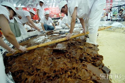 Qúa trình tạo ra một chiếc bánh trung thu khổng lồ rất cần nhiều đầu bếp chung tay nhào nặn, tạo hình. Một lớp vỏ mỏng làm bằng bột mì, ít hương vị sẽ bao bọc khối nhân rất ngọt và hơi có dầu. Qúa trình tạo ra một chiếc bánh trung thu khổng lồ rất cần nhiều đầu bếp chung tay nhào nặn, tạo hình. Một lớp vỏ mỏng làm bằng bột mì, ít hương vị sẽ bao bọc khối nhân rất ngọt và hơi có dầu.