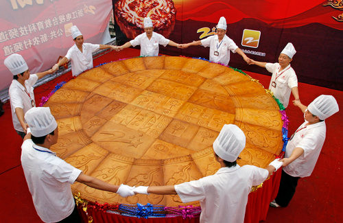 8 người thợ bánh mới ôm trọn chiếc bánh trung thu tại Hàng Châu, tỉnh Chiết Giang, ngày 3/10/ 2009. 8 người thợ bánh mới ôm trọn chiếc bánh trung thu tại Hàng Châu, tỉnh Chiết Giang, ngày 3/10/ 2009.