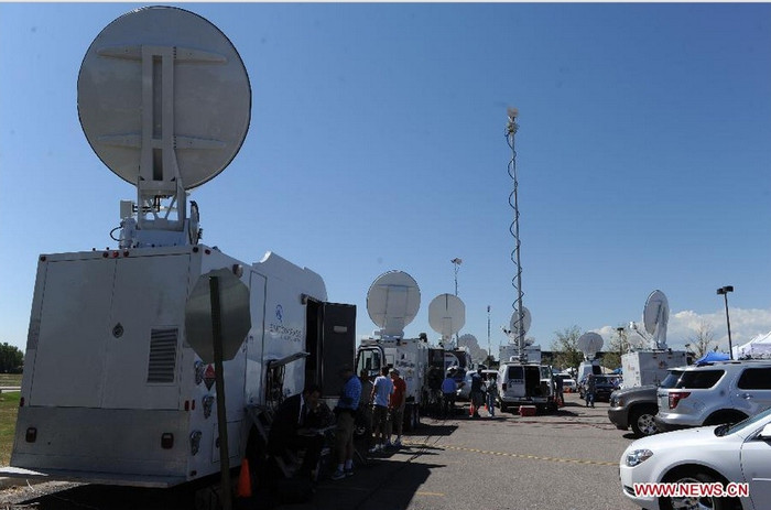 Các phương tiện truyền thông chờ bên ngoài toà án.