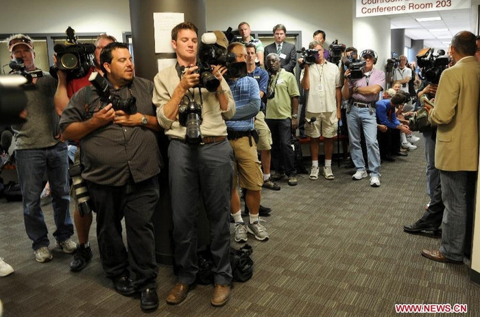 Các phóng viên chờ đợi sự xuất hiện của kẻ giết người.