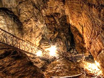 Hình ảnh hầm ngầm được cho là nơi giam giữ 70 người thuộc giáo phái Fayzarahmanist Hình ảnh hầm ngầm được cho là nơi giam giữ 70 người thuộc giáo phái Fayzarahmanist