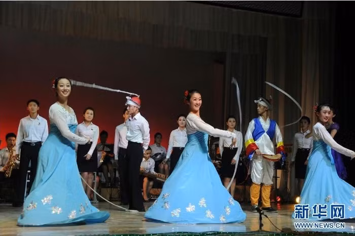 Mỹ nữ nhạc viện Kim Tinh biểu diễn trong trang phục truyền thống.